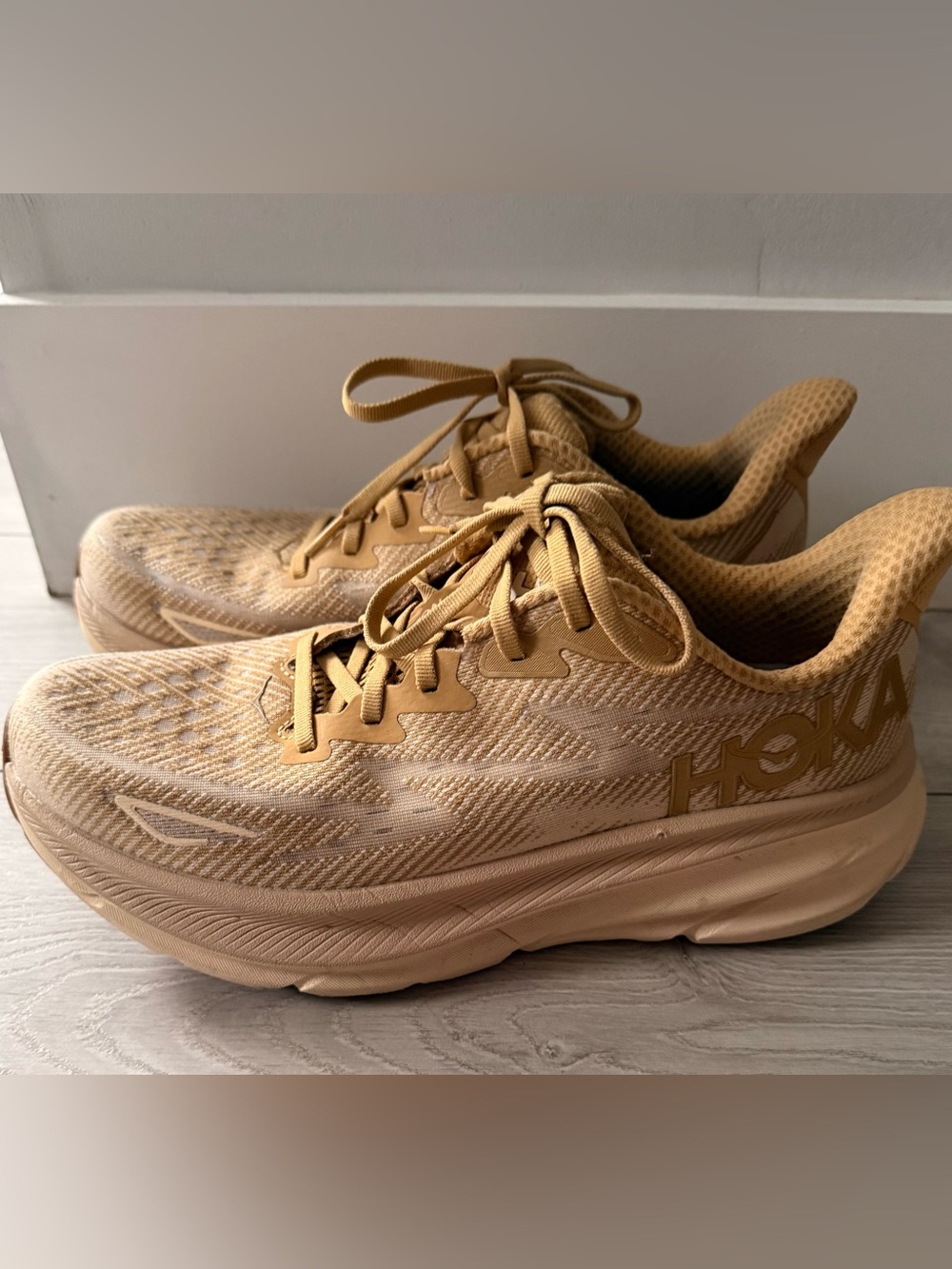 HOKA Clifton 9 Running Shoes – Women’s Size 9